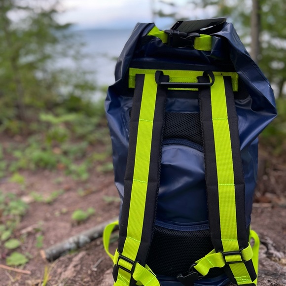 GeckoBrand Hydroner Outdoor 20L Waterproof Backpack for Hiking Extreme Sports - Picture 2 of 9